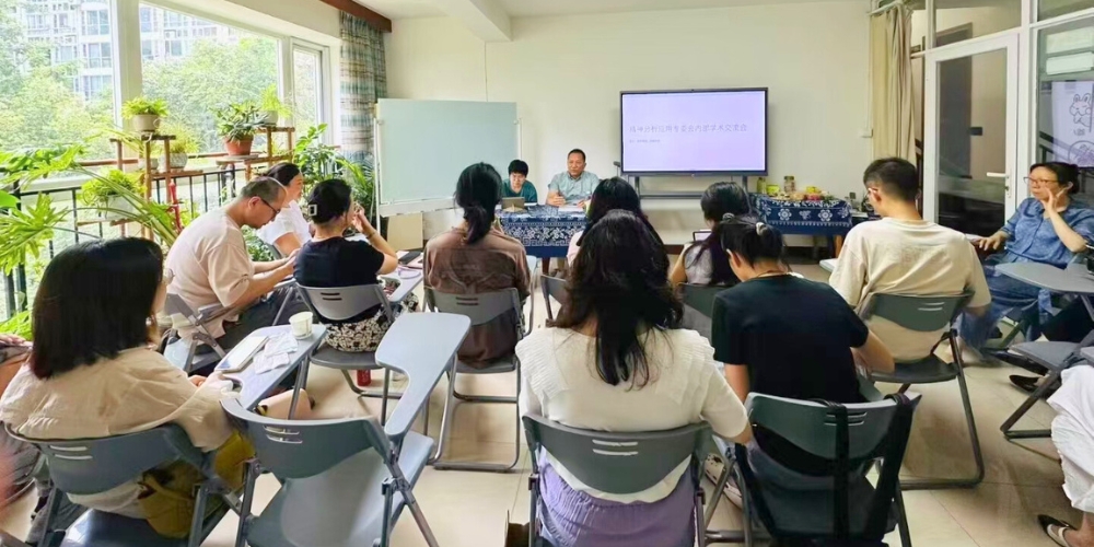 Wang conducting fieldwork at a local psychoanalytic case discussion. (Chengdu, China.)