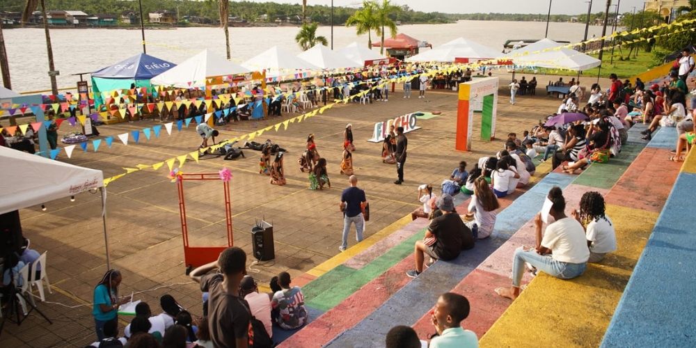 Building the festival in a public riverside space along the Río Atrato. (Chocó, Colombia)