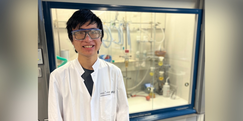 Xiong at a University of Münster chemistry lab.
