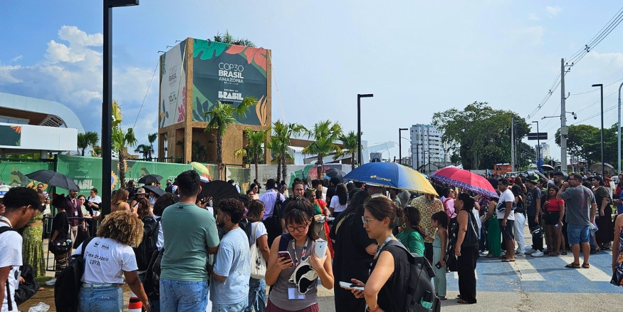 Crowd outside the Green Zone