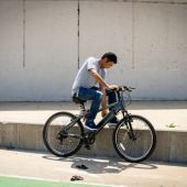 A cyclist takes a break on the lakefront path near Ohio Street Beach during last month’s heat wave. Thirty years after a heat wave left more than 700 people dead, Northwestern researchers asked residents to rank solutions for the city to improve planning before extreme heat hits.
