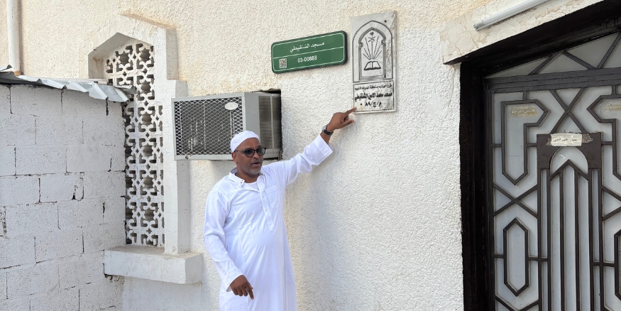 Zekeria pointing to a sign