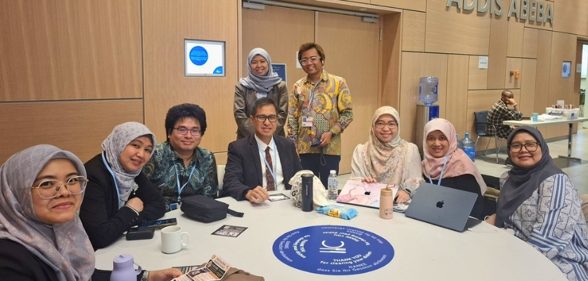 Posing with the Indonesian Head of Delegation and members of delegation