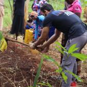 Muhammad Wasay Mir (Medill School of Journalism at Northwestern University in Qatar ’24) works with a local community organization in Jinja, Uganda during the 2023 Global Engagement Studies Institute (GESI) program facilitated by Northwestern Buffett’s Global Learning Office.